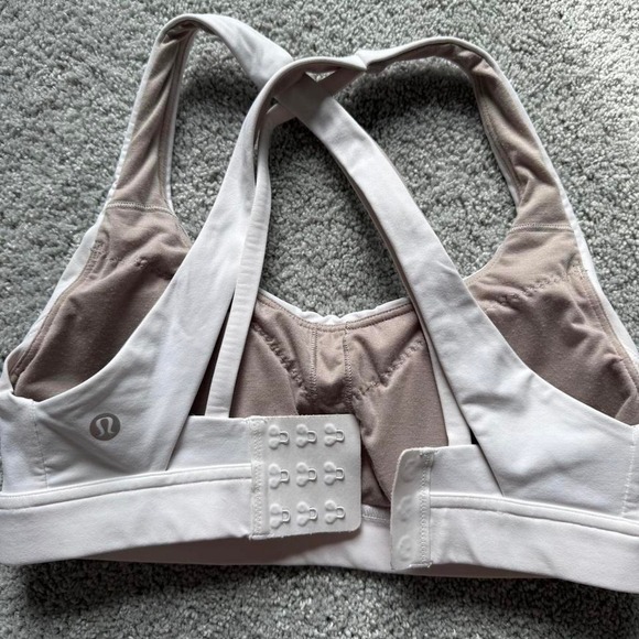 Lululemon Stash it all Size 4 A/B cup. Hook eye back, razor back, padded - Picture 2 of 3
